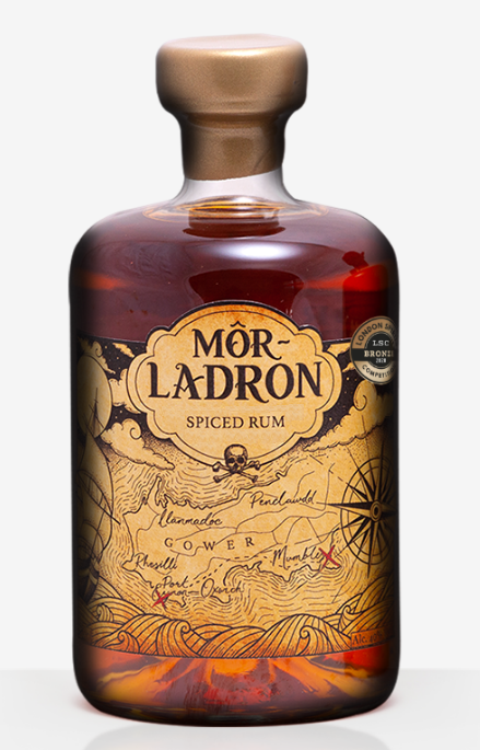 Mör Ladron spiced rum bottle on a white background